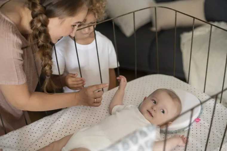 Motherhood, perna ergonomica de stabilizare pentru bebelusi, Pink Classics