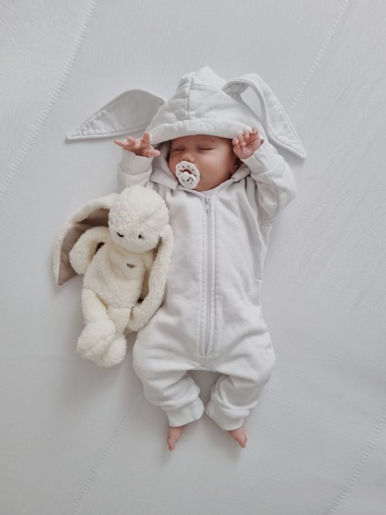 MyHummy (Szumisie), Iepuras, mascota bazaitoare cu mecanism 5in1: zgomot, senzor de somn, melodii, batai de inima, lampa, ecru