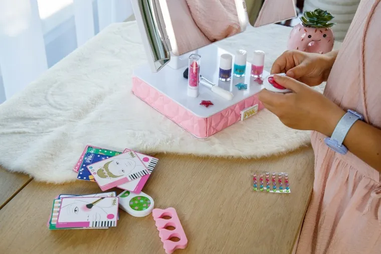 Pink It, masuta de toaleta interactiva cu accesorii de machiaj