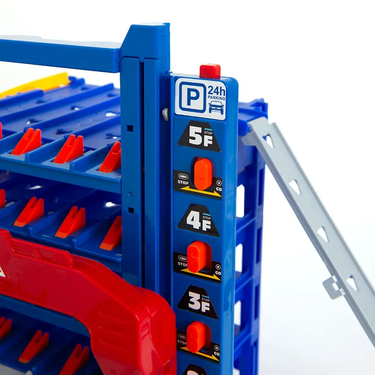 Smiki, parcare supraetajata cu tobogan si vehicule