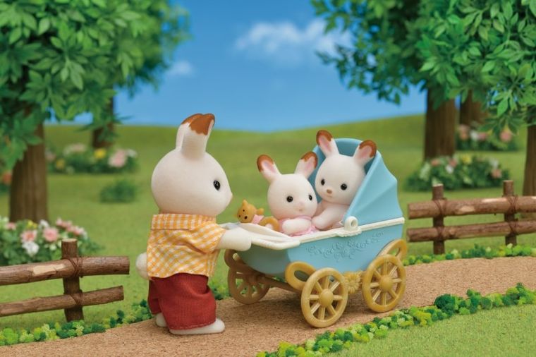 Sylvanian Families, Iepurasii gemeni cu urechiuse de cicolata, carucior, accesorii, set, 5432