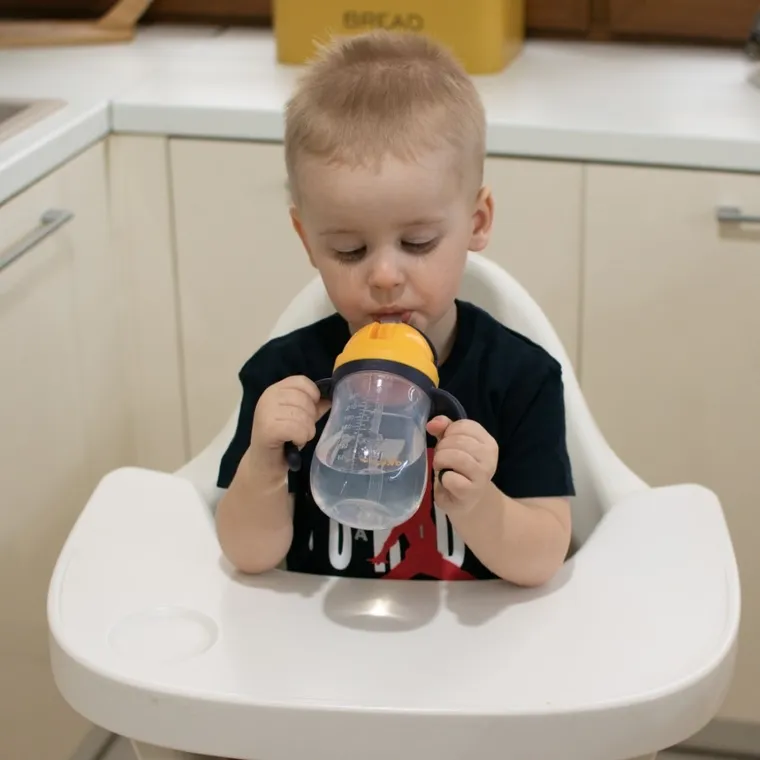 Akuku, cana cu pai din silicon si supapa mobila, 280 ml, albastru-galben