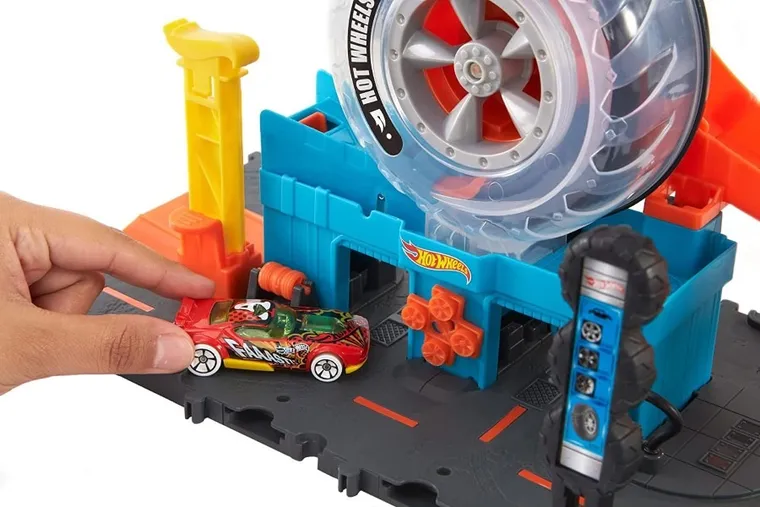 Hot Wheels City, Super Twist Tire Shop + set de 3 masini GRATUIT, set promotional