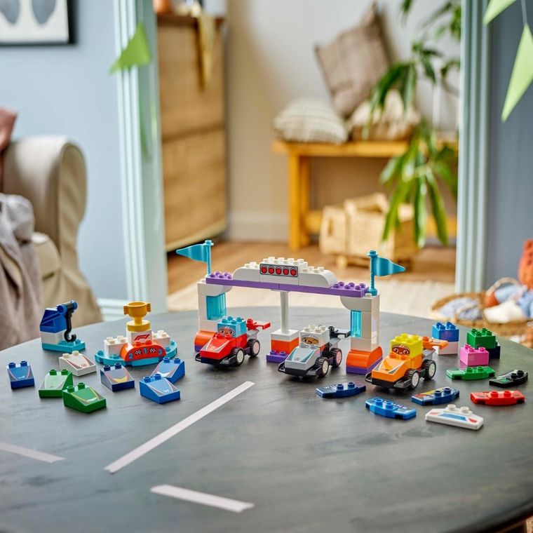 LEGO DUPLO, Echipa F1: Masini si piloti de curse, 10445