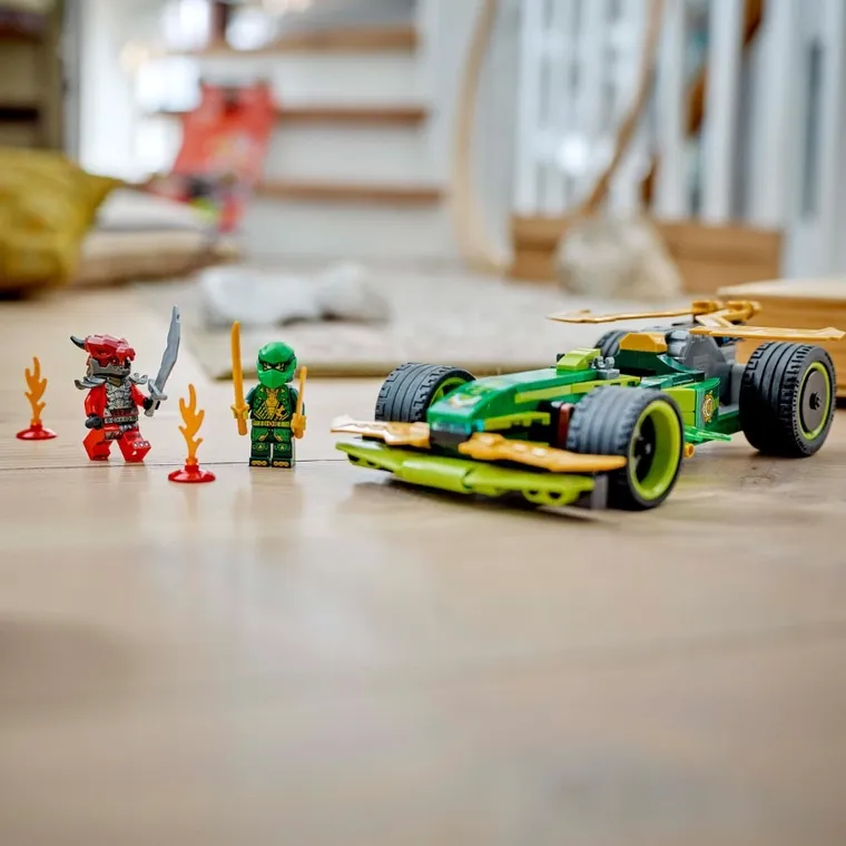 LEGO NINJAGO, Masina de curse cu motor cu arc a lui Lloyd, 71828