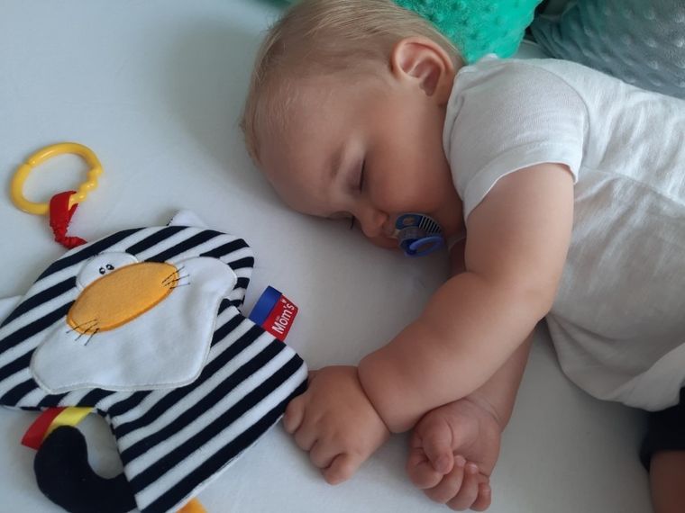 Mom's Care, pisica in dungi, jucarie senzoriala contrastanta cu agatatoare