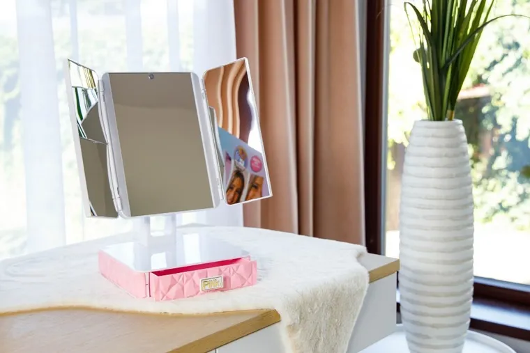Pink It, masuta de toaleta interactiva cu accesorii de machiaj