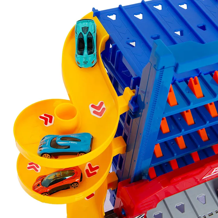 Smiki, parcare supraetajata cu tobogan si vehicule