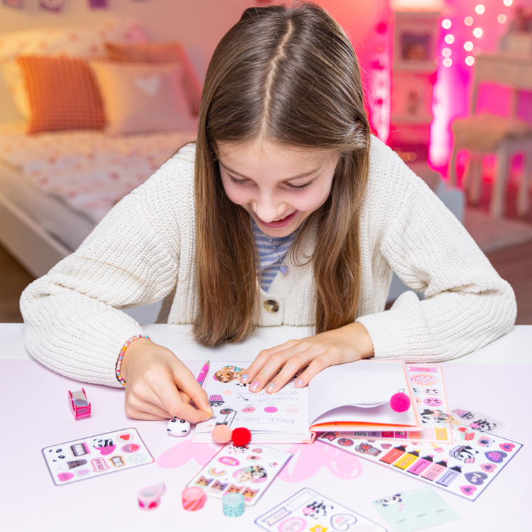 Top Model, jurnal DIY cu accesorii decorative