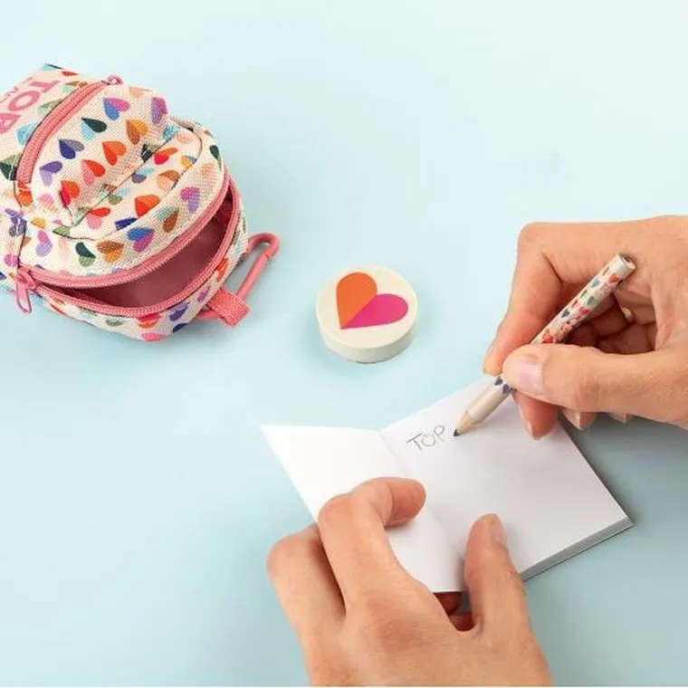 Top Model, pandantiv in forma de rucsac, cu notebook, creion si radiera, 1 buc.