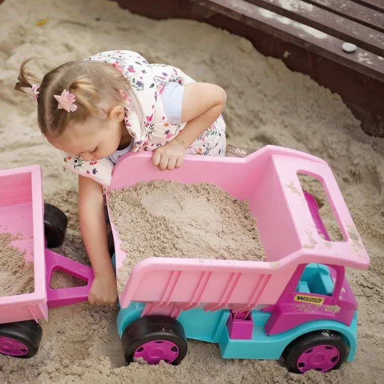 Wader, basculanta gigant pentru fete