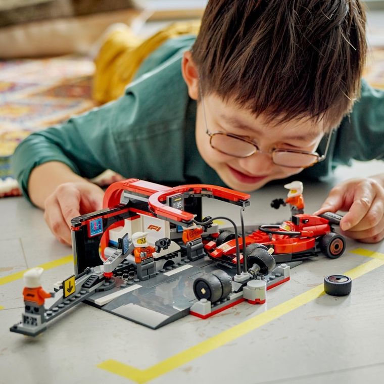 LEGO City, Boxa si mecanici F1 cu masina Ferrari, 60443