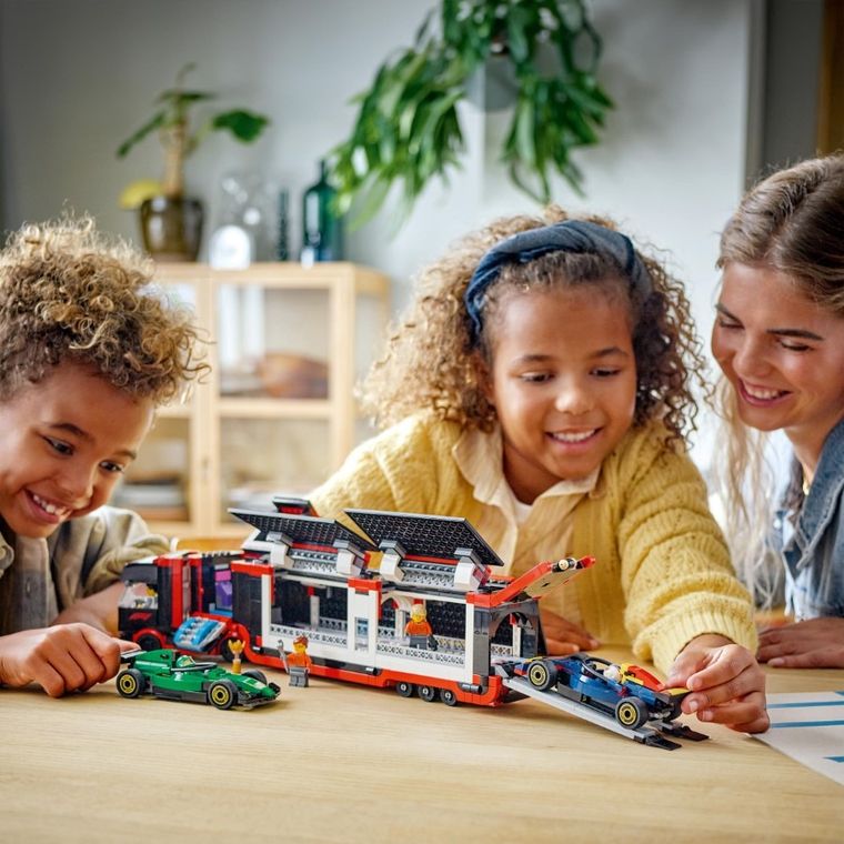 LEGO City, Camion F1 cu masinile F1 RB20 si AMR24, 60445