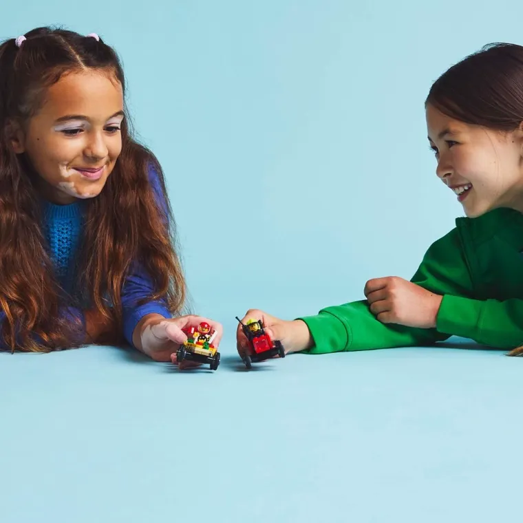 LEGO City, Pachet de curse Furgoneta de pizza vs. autospeciala de pompieri, 60458