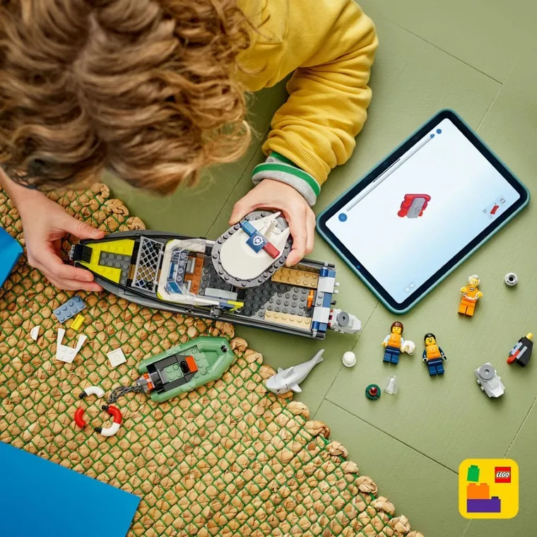 LEGO City, Urmarire cu barca de politie, 60456