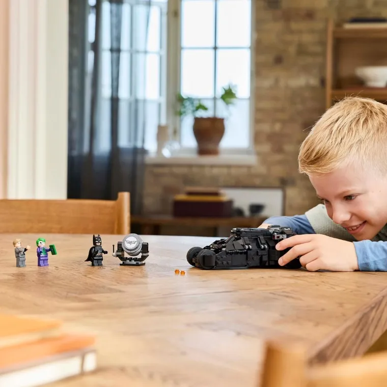 LEGO DC Batman, Batman Tumbler vs. Two-Face si Joker, 76303