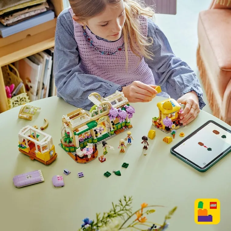 LEGO Friends, Cafenea cu multe plante si florarie, 42671