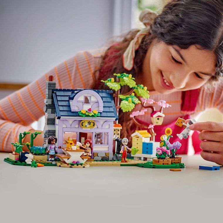 LEGO Friends, Casa apicultorilor si gradina cu flori, 42669