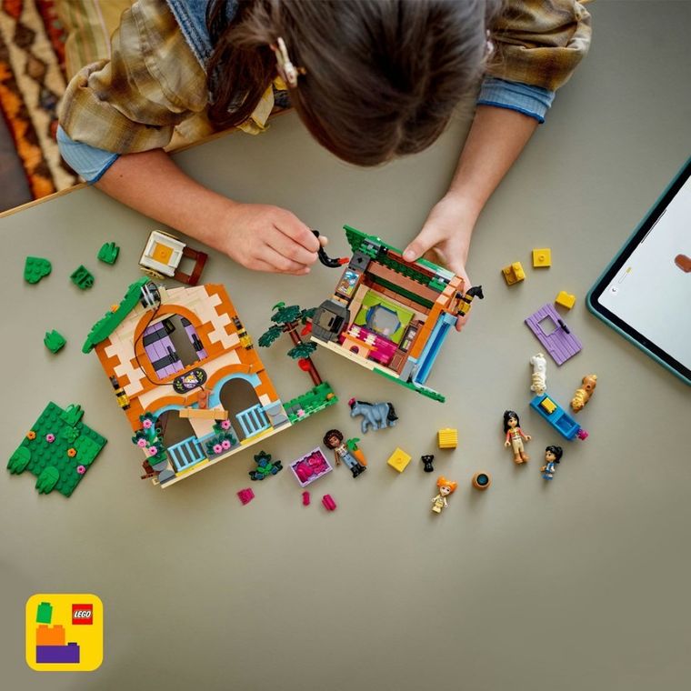 LEGO Friends, Ferma si grajd pentru ponei, 42654