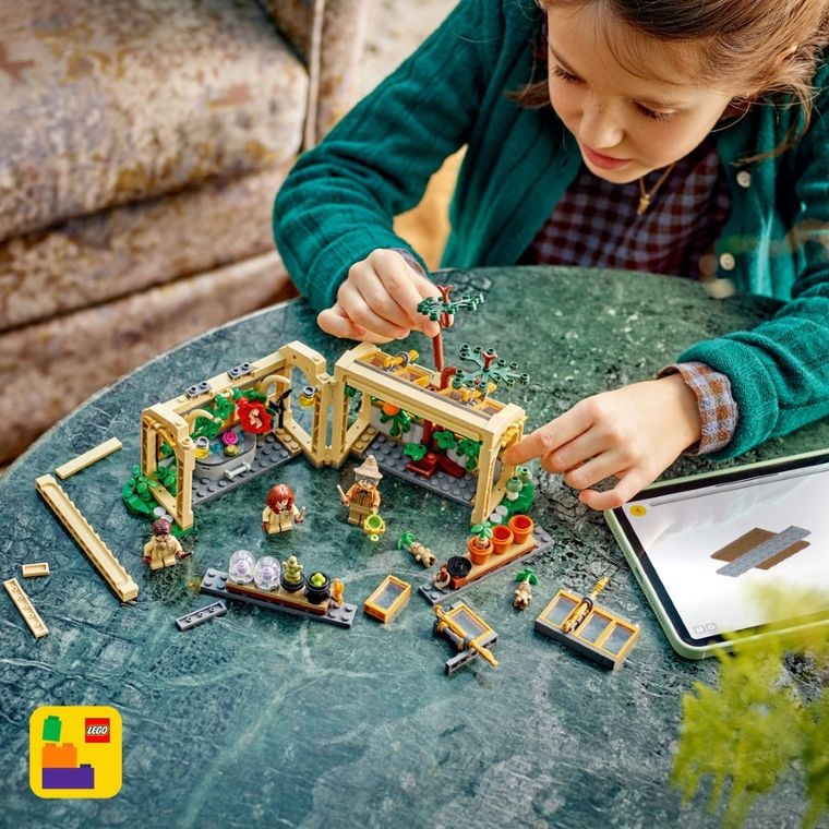 LEGO Harry Potter TM, Castelul Hogwarts: Lectia de ierbologie, 76445