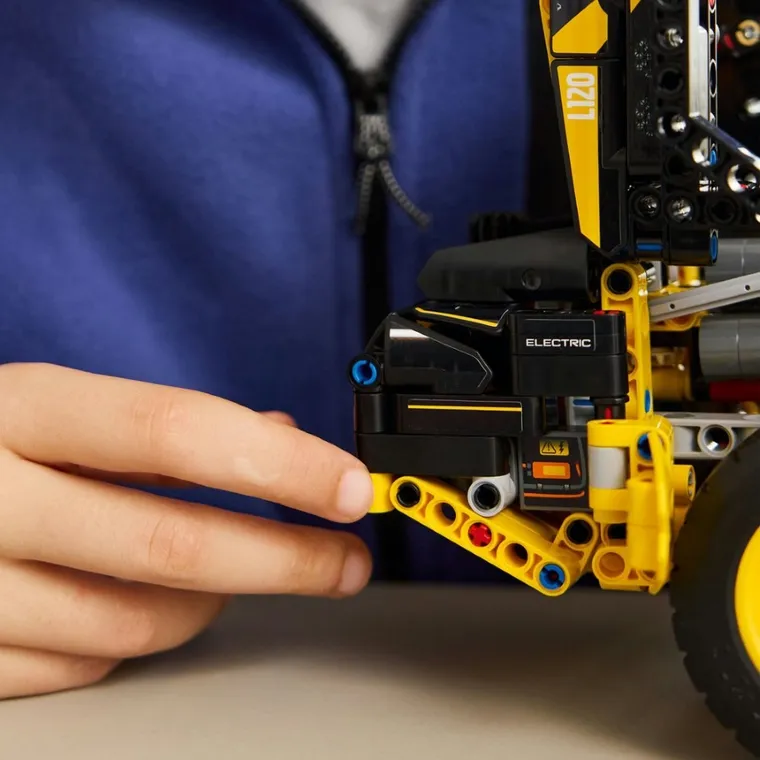 LEGO Technic, Incarcator frontal Volvo L120 Electric, 42209