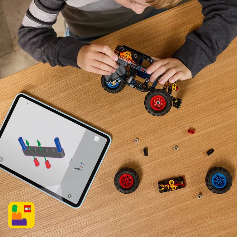 LEGO Technic, Monster Jam Grave Digger Foc si gheata, 42219