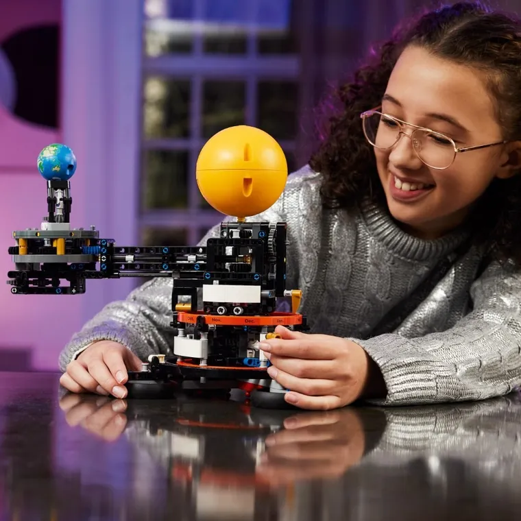 LEGO Technic, Planeta Pamant si Luna pe orbita, 42179