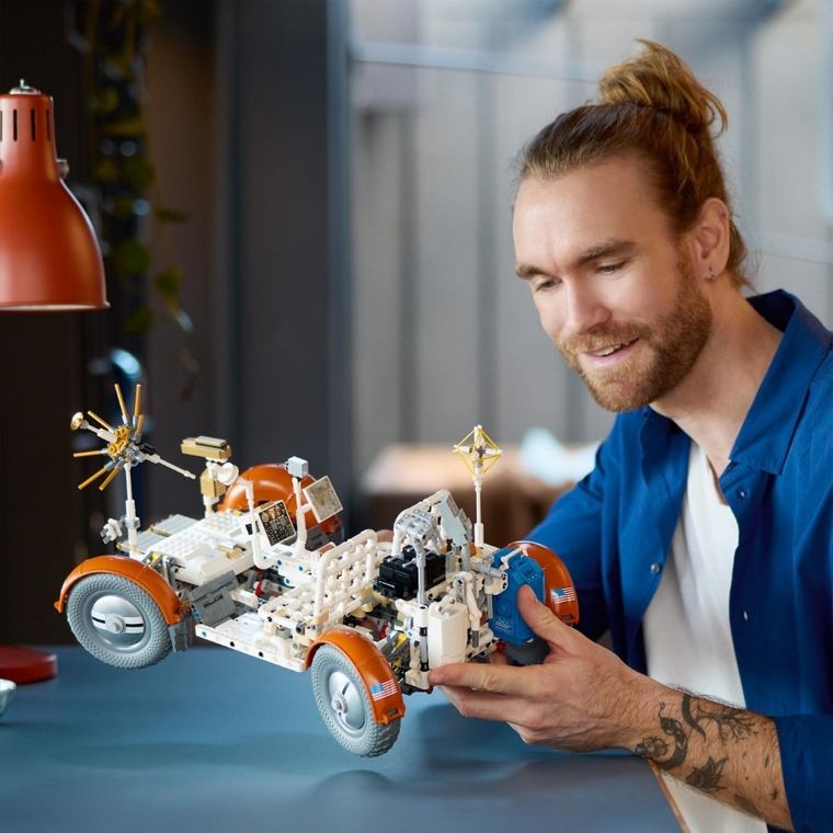 LEGO Technic, Roverul selenar din misiunile NASA Apollo, 42182