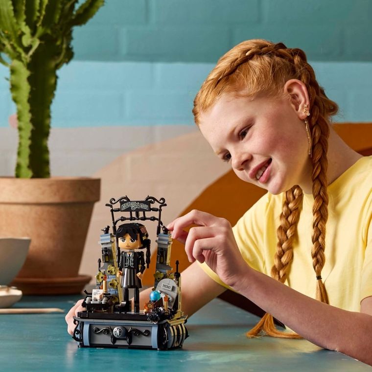 LEGO Wednesday, Figurina Wednesday Addams, 76780