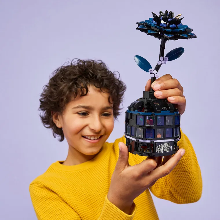 LEGO Wednesday, Floare de dalie neagra, 76784