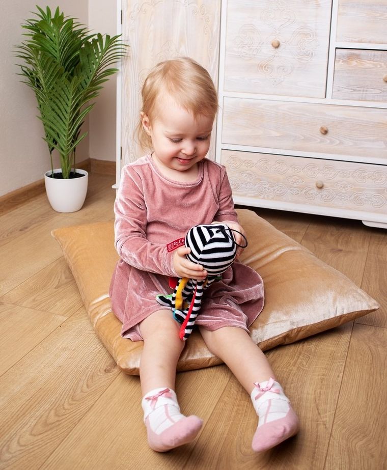 Mom's Care, caracatita, prima jucarie de plus cu agatatoare, jucarie senzoriala contrastanta, alb-negru