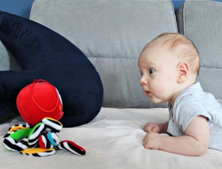 Mom's Care, caracatita, prima jucarie de plus cu agatatoare, jucarie senzoriala contrastanta, rosu