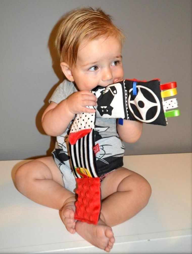 Mom's Care, carticica, jucarie senzoriala contrastanta, roz