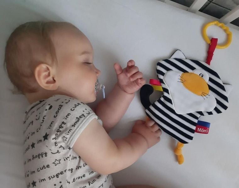 Mom's Care, pisica in dungi, jucarie senzoriala contrastanta cu agatatoare