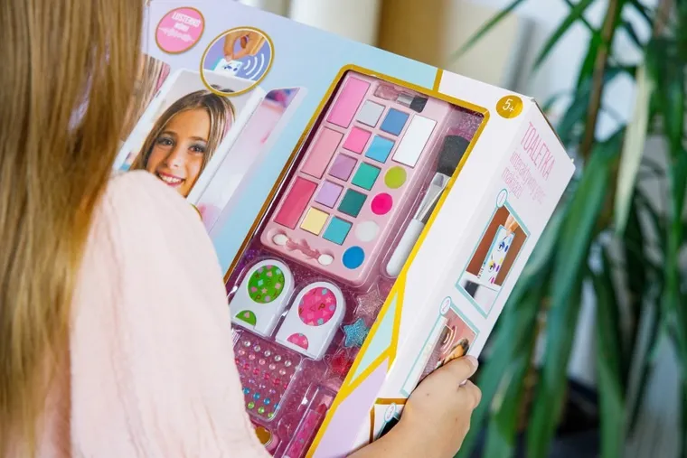 Pink It, masuta de toaleta interactiva cu accesorii de machiaj