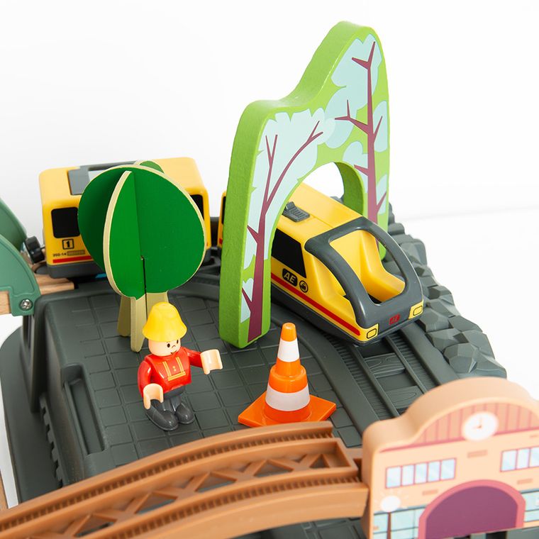 Smiki, sine de lemn cu trenulet electric si recipient de depozitare