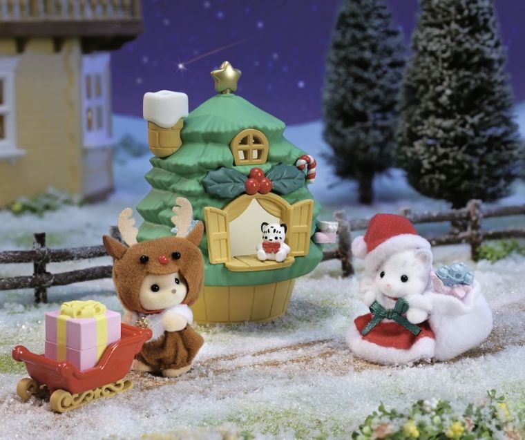 Sylvanian Families, Baby Santa's Christmas Tree House, set de joaca cu figurine si accesorii, 5822
