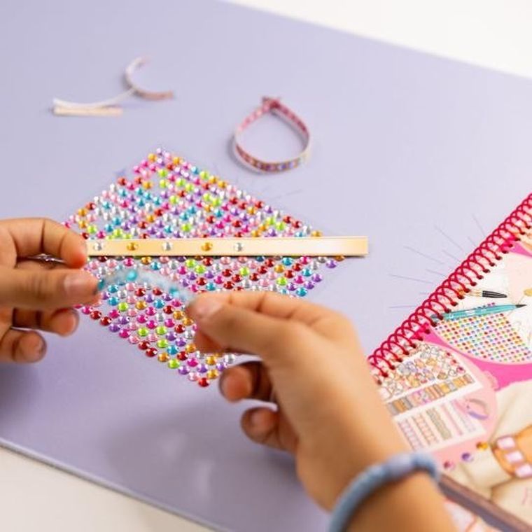 Top Model, Bling Bling, carte de colorat cu set pentru confectionarea bijuteriilor