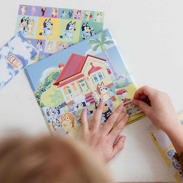 Totum, Bluey, set de stickere cu imagine de fundal