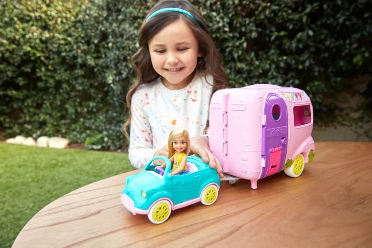 Barbie, Caravana de camping Chelsea, set cu papusa si accesorii