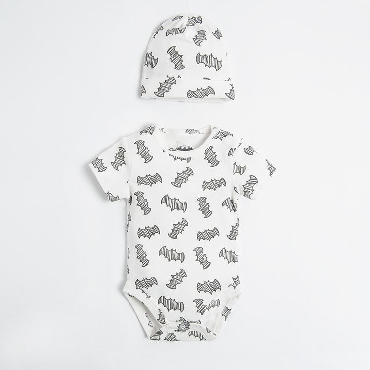 Cool Club, Set pentru copii, Body cu maneca scurta, Salopeta cu botosei, Pantaloni cu botosei, Caciula, Baveta, Patura, mix, imprimeu Batman