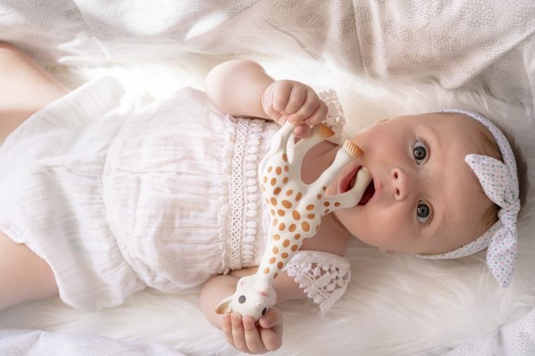 Girafa Sophie, So Pure, inel dentitie in cutie cadou