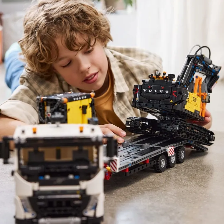 LEGO Technic, Camionul FMX si excavatorul electric EC230 de la Volvo, 42175