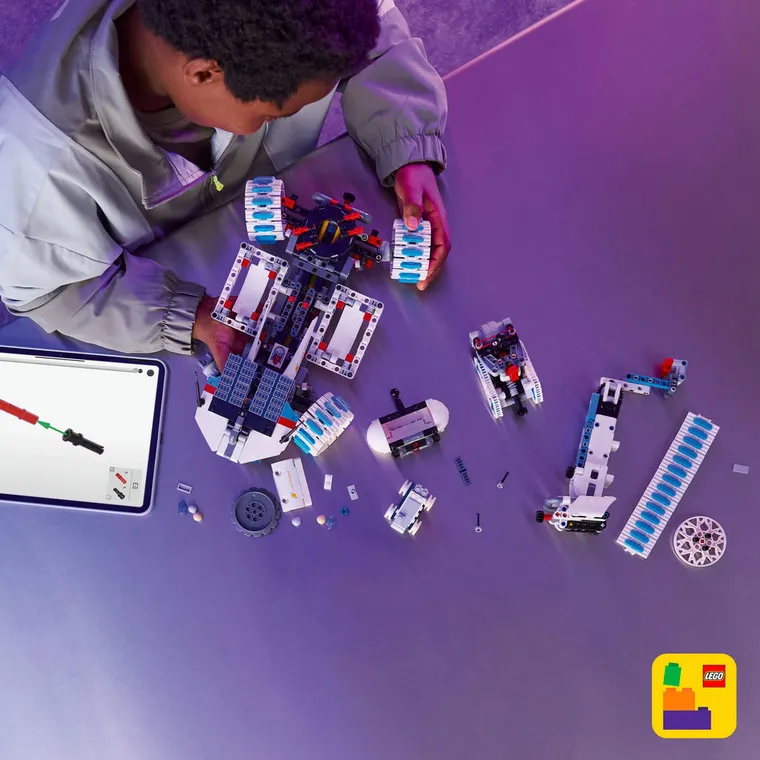 LEGO Technic, Vehicul spatial Rover Lunar Outpost, 42211