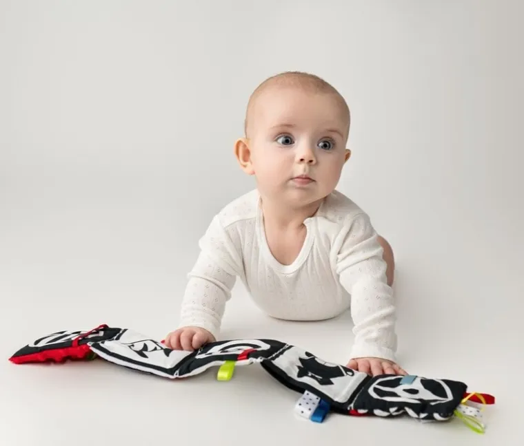 Mom's Care, carticica, jucarie senzoriala contrastanta, rosu