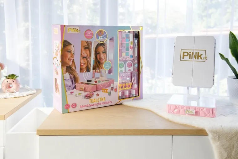 Pink It, masuta de toaleta interactiva cu accesorii de machiaj