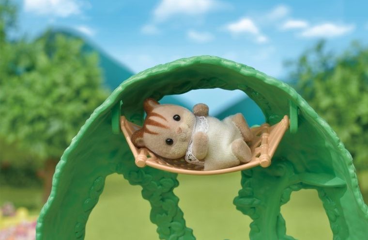 Sylvanian Families, Casuta in copac la gradinita cu figurina, 5318