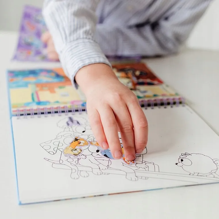 Totum, Bluey, carte de colorat si razuit cu stickere