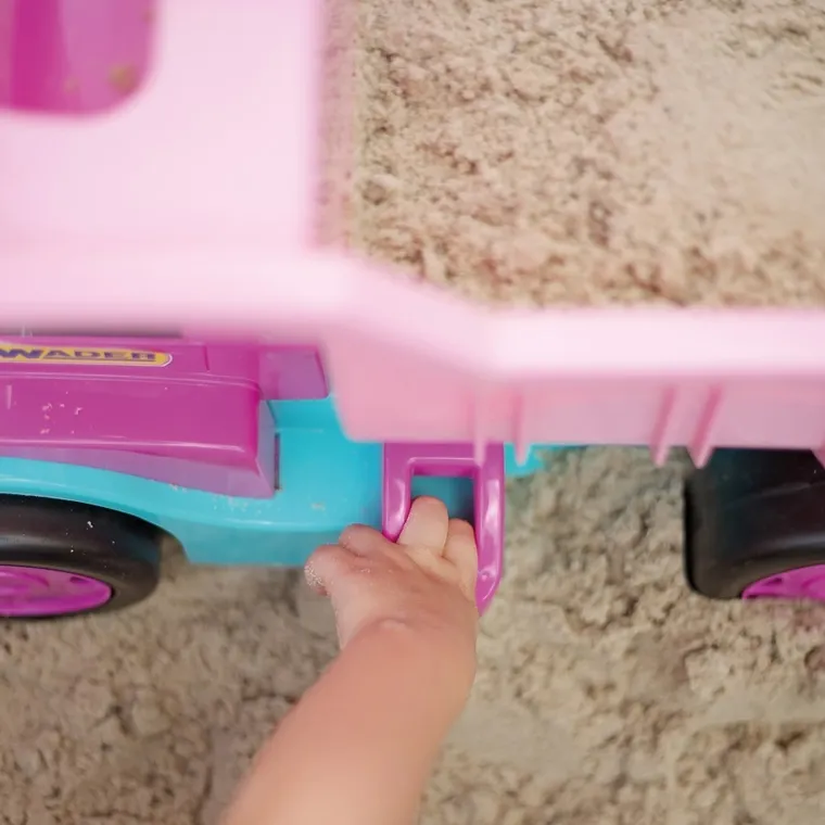 Wader, basculanta gigant pentru fete