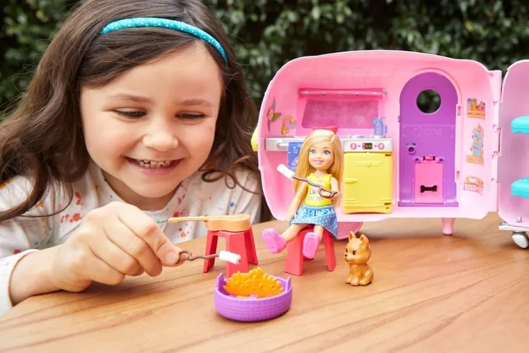 Barbie, Caravana de camping Chelsea, set cu papusa si accesorii